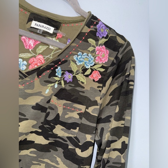 Paparazzi by Biz camo floral embroidered top size Large NWOT - Picture 2 of 9